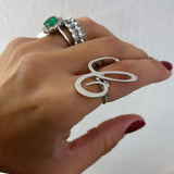 Anello lettera stilizzata